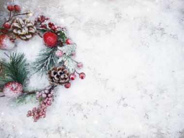 Kış Noel arkaplanı köknar dalları koniler ve mavi ahşap dokuda kar                              