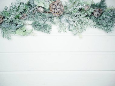 Noel arkaplanı köknar dalları koniler ve beyaz ahşap dokuda kar                              