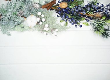 Noel arkaplanı köknar dalları koniler ve beyaz ahşap dokuda kar                              