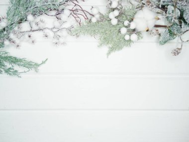 Noel arkaplanı köknar dalları koniler ve beyaz ahşap dokuda kar                              
