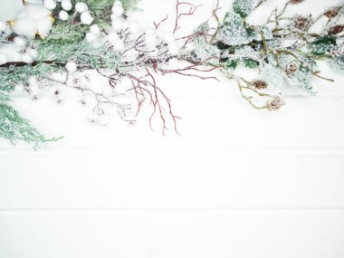 Noel arkaplanı köknar dalları koniler ve beyaz ahşap dokuda kar                              