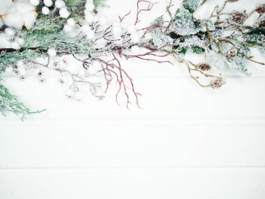 Noel arkaplanı köknar dalları koniler ve beyaz ahşap dokuda kar                              