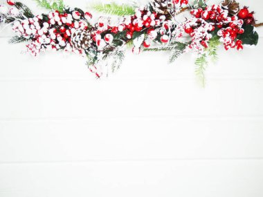 Noel arkaplanı köknar dalları koniler ve beyaz ahşap dokuda kar                              