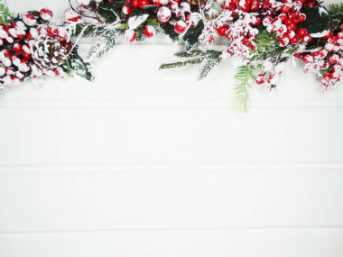 Noel arkaplanı köknar dalları koniler ve beyaz ahşap dokuda kar                              