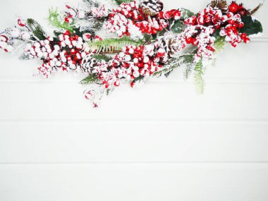 Noel arkaplanı köknar dalları koniler ve beyaz ahşap dokuda kar                              