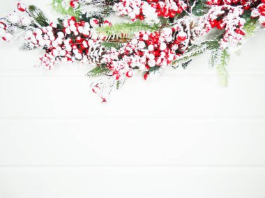 Noel arkaplanı köknar dalları koniler ve beyaz ahşap dokuda kar                              