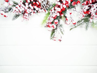 Noel arkaplanı köknar dalları koniler ve beyaz ahşap dokuda kar                              