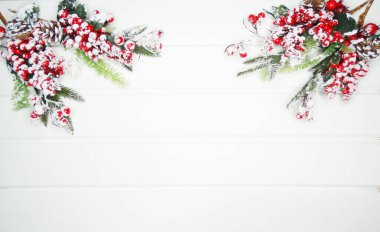 Noel arkaplanı köknar dalları koniler ve beyaz ahşap dokuda kar                              