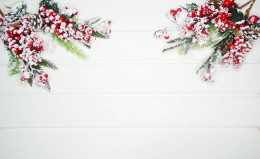 Noel arkaplanı köknar dalları koniler ve beyaz ahşap dokuda kar                              