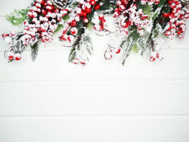 Noel arkaplanı köknar dalları koniler ve beyaz ahşap dokuda kar                              