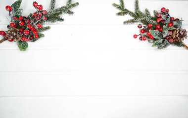 Noel arkaplanı köknar dalları koniler ve beyaz ahşap dokuda kar                              