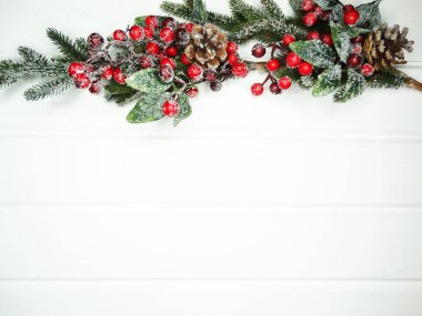 Noel arkaplanı köknar dalları koniler ve beyaz ahşap dokuda kar                              