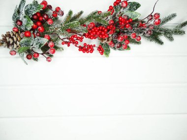 Noel arkaplanı köknar dalları koniler ve beyaz ahşap dokuda kar                              