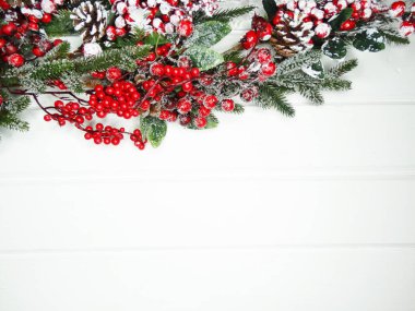 Noel arkaplanı köknar dalları koniler ve beyaz ahşap dokuda kar                              