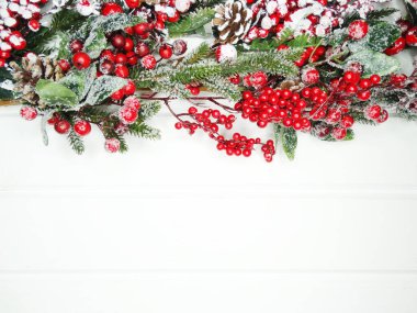 Noel arkaplanı köknar dalları koniler ve beyaz ahşap dokuda kar                              