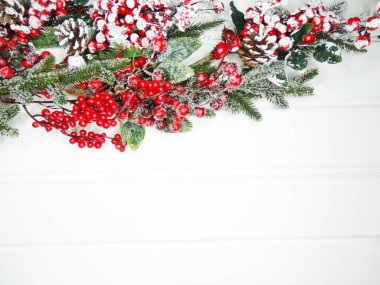 Noel arkaplanı köknar dalları koniler ve beyaz ahşap dokuda kar                              