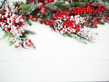 Noel arkaplanı köknar dalları koniler ve beyaz ahşap dokuda kar                              