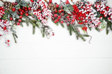 Noel arkaplanı köknar dalları koniler ve beyaz ahşap dokuda kar                              