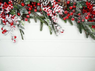 Noel arkaplanı köknar dalları koniler ve beyaz ahşap dokuda kar                              