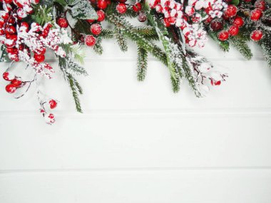 Noel arkaplanı köknar dalları koniler ve beyaz ahşap dokuda kar                              