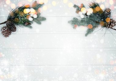 Noel arkaplanı köknar dalları koniler ve beyaz ahşap dokuda kar                              