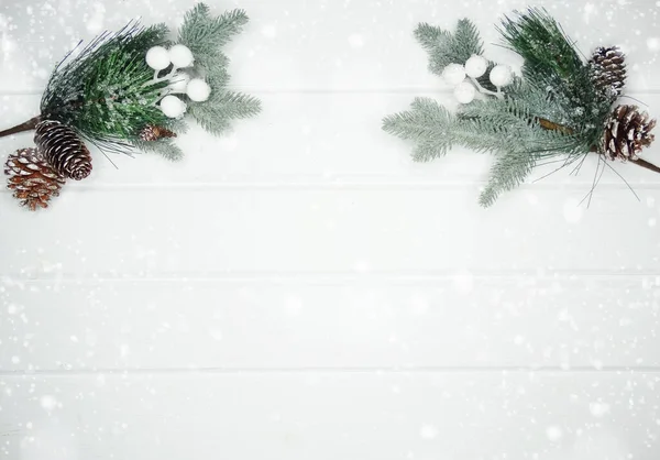 Inverno Natal Fundo Com Cones Ramos Abeto Neve Textura Madeira — Fotografia de Stock