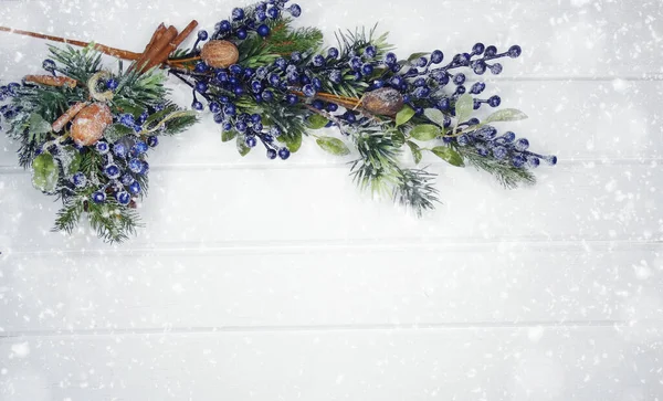 冬季圣诞节背景 冷杉枝果 白色木制质感上的雪 — 图库照片