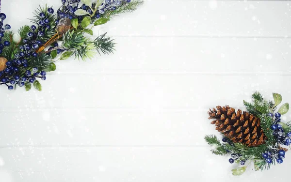 冬季圣诞节背景 冷杉枝果 白色木制质感上的雪 — 图库照片