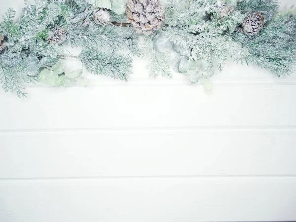 Χειμωνιάτικο Χριστουγεννιάτικο Φόντο Κουκουνάρια Από Έλατα Και Χιόνι Λευκή Ξύλινη — Φωτογραφία Αρχείου