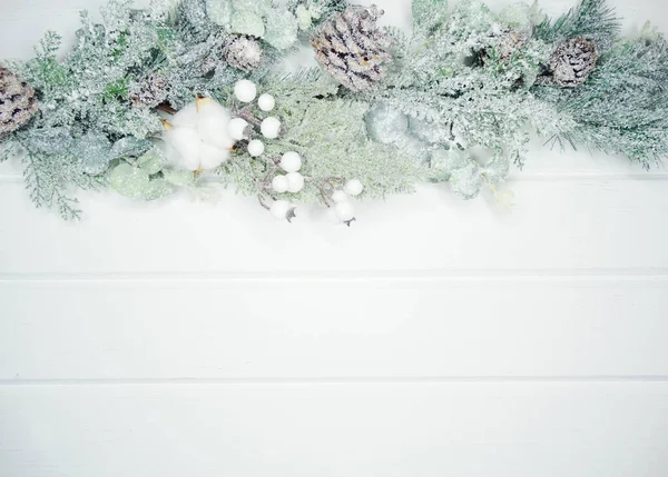 Fondo Navidad Invierno Con Ramas Abeto Conos Nieve Textura Madera —  Fotos de Stock