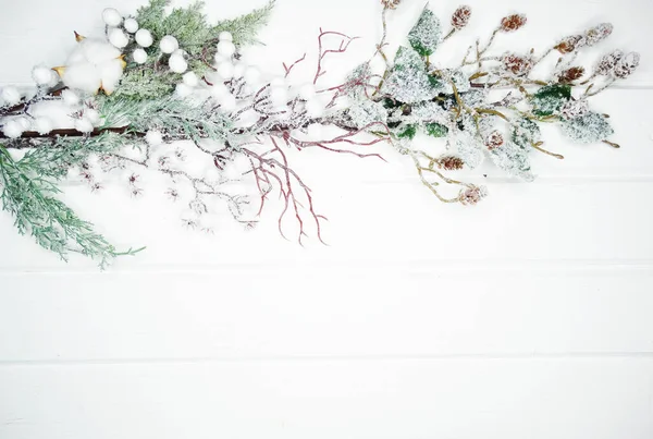 Fondo Navidad Invierno Con Ramas Abeto Conos Nieve Textura Madera — Foto de Stock