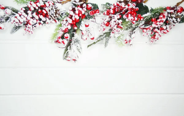 Zimowe Boże Narodzenie Tło Gałązek Jodły Szyszki Śniegu Białym Drewnianym — Zdjęcie stockowe
