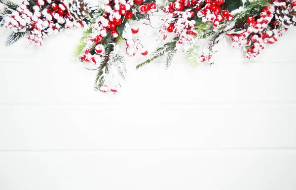 Fondo Navidad Invierno Con Ramas Abeto Conos Nieve Textura Madera — Foto de Stock