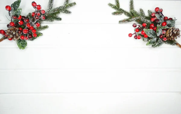 白い木のテクスチャでモミの枝コーンと雪と冬のクリスマスの背景 — ストック写真