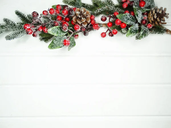 白い木のテクスチャでモミの枝コーンと雪と冬のクリスマスの背景 — ストック写真