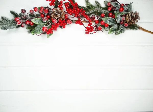 Winter Weihnachten Hintergrund Mit Tannenzapfen Und Schnee Auf Weißem Holz — Stockfoto