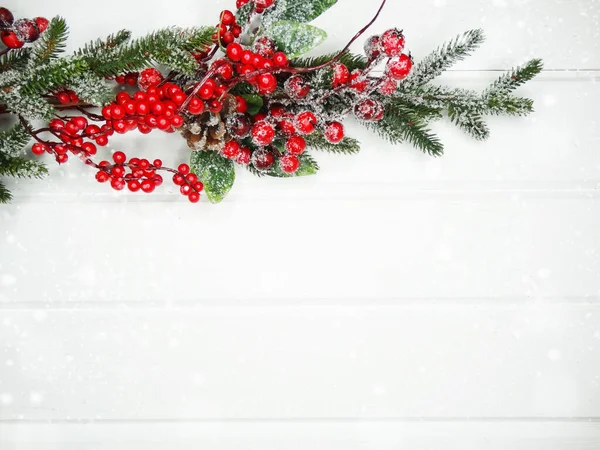 Winter Kerst Achtergrond Met Sparren Takken Kegels Sneeuw Witte Houten — Stockfoto