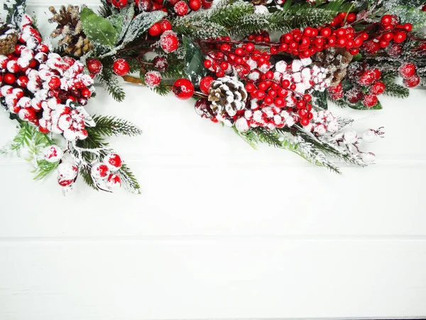 Noel arkaplanı köknar dalları koniler ve beyaz ahşap dokuda kar                              