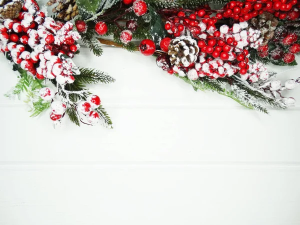 Winter Weihnachten Hintergrund Mit Tannenzapfen Und Schnee Auf Weißem Holz — Stockfoto