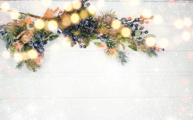 Noel arkaplanı köknar dalları koniler ve beyaz ahşap dokuda kar                              