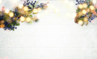 Noel arkaplanı köknar dalları koniler ve beyaz ahşap dokuda kar                              