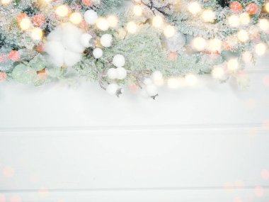 Noel arkaplanı köknar dalları koniler ve beyaz ahşap dokuda kar                              