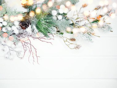 Noel arkaplanı köknar dalları koniler ve beyaz ahşap dokuda kar                              