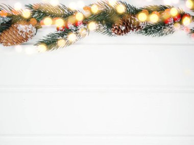 Noel arkaplanı köknar dalları koniler ve beyaz ahşap dokuda kar                              