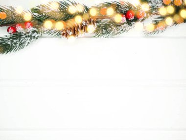 Noel arkaplanı köknar dalları koniler ve beyaz ahşap dokuda kar                              