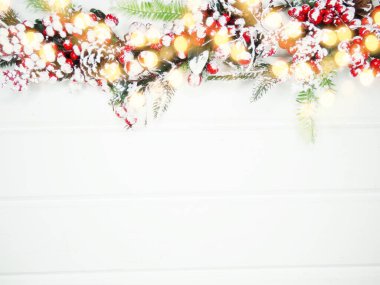 Noel arkaplanı köknar dalları koniler ve beyaz ahşap dokuda kar                              