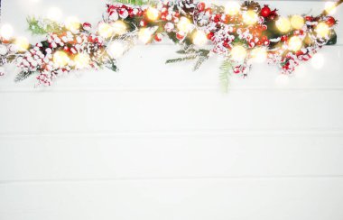 Noel arkaplanı köknar dalları koniler ve beyaz ahşap dokuda kar                              