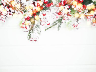 Noel arkaplanı köknar dalları koniler ve beyaz ahşap dokuda kar                              