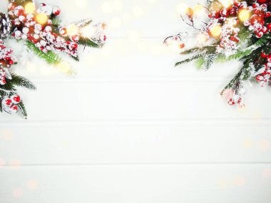 Noel arkaplanı köknar dalları koniler ve beyaz ahşap dokuda kar                              