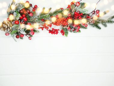 Noel arkaplanı köknar dalları koniler ve beyaz ahşap dokuda kar                              